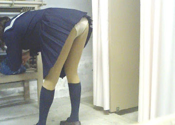 【パンチラ画像】ミニスカで前屈みですか。。撮って良いって事ですかねwの画像