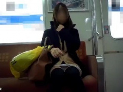 【盗撮動画】えっと、お姉さんパンツ見えっぱなしです(*´Д`)電車対面パンチラ動画の画像
