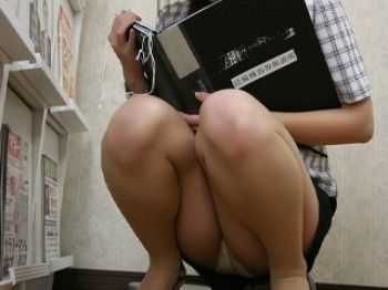 【パンチラ画像】タイトミニのお姉さんによるエロ過ぎるパンチラ画像!の画像