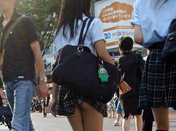 【パンチラ画像】あ、、カバンが引っ掛かって。。まいいやw鞄引っ掛かりパンチラ画像!の画像