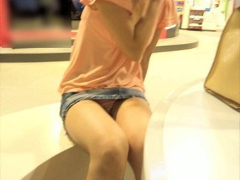 【盗撮画像】街角パンチラウォッチング(*´Д`)エロいあの娘のパンツを観察です!の画像