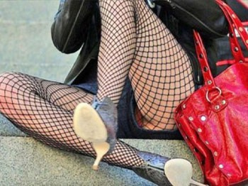 【盗撮画像】数センチの隙間を狙え!ショートパンツ娘の隙間パンツ(*´Д`)の画像