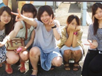 【パンチラ画像】集合写真はよく見るとパンチラアピールしている娘が多い!?の画像