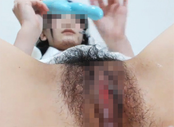 《無修正ライブチャット》素人美少女！！アップで見せるマン毛がエロ杉の可愛い女の子がバイブオナニー！白濁マン汁が滲み出るよ！！の画像