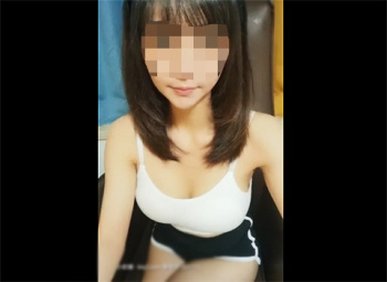 《無修正ライブチャット》素人美女!!メチャ可愛くて巨乳エロボディの女の子がパンティ捲って玩具を挿入オナニーしちゃうゾ!の画像