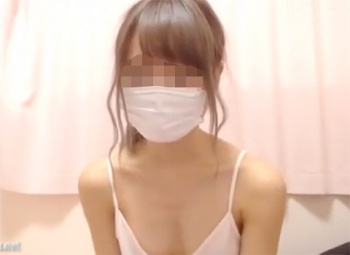 《無修正ライブチャット》素人美少女!!華奢でメチャ可愛い美少女が秘密のパイパンおま〇こ見せちゃったよ!!の画像