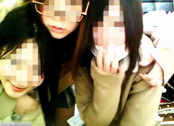 《ライブチャット》素人美少女!!Jケイ3人集まればチョットエッチで背後から友達の胸揉んだり胸元見せたり可愛い配信しちゃうゾ!!の画像