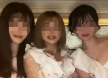 《ライブチャット》素人美女!!メチャ可愛いキャバ嬢たちがお店でチラ見せエッチな配信始めてたぁ!!の画像
