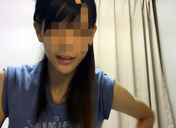 《無修正ライブチャット》素人美少女!!童顔で華奢!Bカップの可愛い女の子が服を脱いで全裸M字でオナニーしちゃうゾ!!の画像