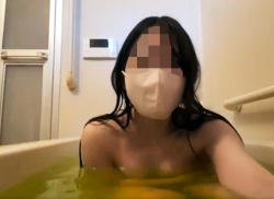 《無修正ライブチャット》素人美少女！！可愛い女の子が自宅のお風呂で入浴中に生中継！！の画像