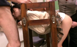 職員室で拘束器に固定され男子生徒の性処理を強要され性処理道具に貶められる女子高生の画像