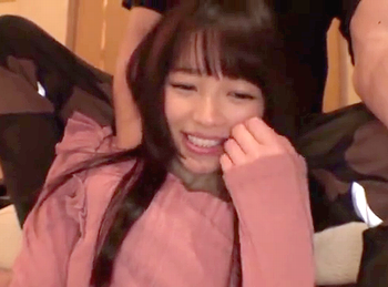 裏風俗でやってきたのは清楚な美少女。敏感乳首を触られてかわいい声を上げる姿、入浴姿までじっくりハメ撮り！[宮沢ちはる]の画像