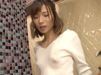 どうみてもノーブラで貧乳を主張する女性店員。ガン見していたら試着室で痴女られ、そのまま露出SEX！[西内るな]の画像