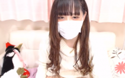 【アイドルライブチャット】マスクしてても可愛いアイドル級の美少女がライブチャットで食い込みマンコを見せてくれる♡の画像