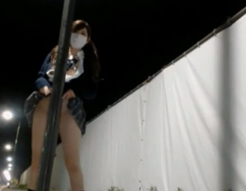 【ライブチャット 露出 制服JK】深夜の街で美乳美少女がパンツ脱いでおっぱい揉みながら制服を一枚ずつ脱いで露出オナニー♡の画像