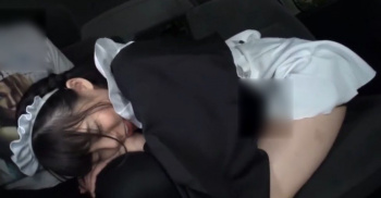 【素人美乳美少女 ハメ撮り♡】街を歩いていた可愛い色白童顔美乳美少女メイドちゃんをナンパしてお持ち帰り♡パイパンおま〇こを手マン＆バイブ責めしたら愛液がべっちょり♡そのまま正常位ピストンしたら喘ぎ声で勃起が止まりません♡の画像