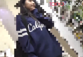 【ライブハウス痴漢潮吹き】コンビニで見つけたミニスカ美巨乳バンギャちゃん♡クリ電マで連続大量潮吹きさせてトイレに連れ込んで生中出しレイプ♪の画像