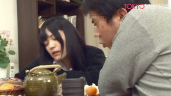 【JKコタツ近親相姦】コタツの中で父親におマンコ弄れれて感じちゃったJKちゃんが感じて濡れたおマンコを良い事にお父さんと近親相姦♡の画像