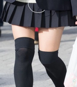 JKの生足を見れば一瞬で元気になれる　春はスベスベふとももに限るねの画像