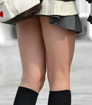 ありがたきJK画像!!寒い冬だから、女子高生のフトモモで暖まりたいねの画像