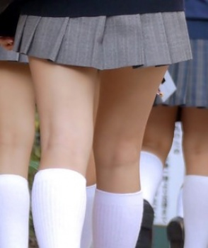 【JK画像】短いスカートからの生足・ふともも、、、見るしかないでしょ!の画像