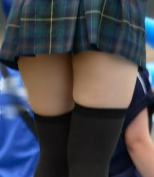 夏のJK画像スペシャル 暑いから短いスカートで生足を露出!の画像