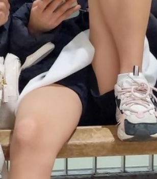 【街撮り私服画像】春が来た!ミニスカが来た!ホットパンツも来た!えっ?パンチラも?の画像