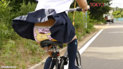 強風で自転車JKのパンツが見えていますよ～っ！の画像