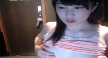 美乳童顔美少女がネットカフェでノーブラでおっぱいを揉みエロ配信の画像