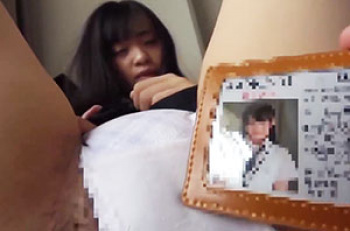 生徒手帳でまんすじ撫でる変態オヤジと女子校生のハメ撮りセックス！の画像