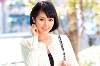 ショートカット八重歯が可愛い奥様が久しぶりのキスで感じまくる不倫SEXの画像