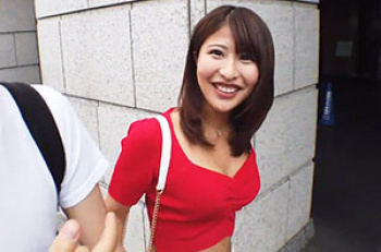 へそ出し&谷間全開のハプバー狂いのGカップOLさんがシャワーも待ちきれず即尺則ハメ生SEX！の画像