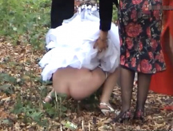 ●【オシ○コ】ウエディングドレス姿の新婦さん、膀胱限界で野シ○ンを激撮される！！！の画像