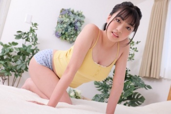 【画像】とんでもない肉体のJC3アイドルが現れるｗｗ【小花真彩】の画像