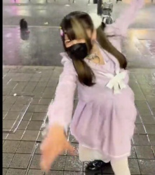 【動画】台風の中、はしゃいでるトー横女子がくそかわいいと話題にｗの画像