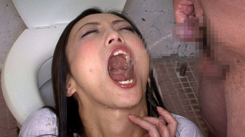 ★【便女】公衆トイレでチンポを漁りザーメン吸い上げオシ●コも約2ℓ飲み干す超変態AV女優！！の画像