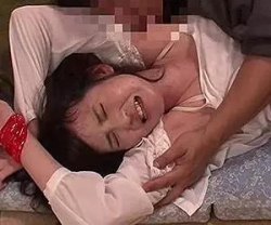 【拘束女子大生調教】監禁拘束された女子大生がマンコ弄られ舐められ、手マン責め潮吹き、イラマチオ凌辱調教。の画像