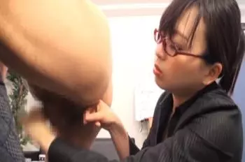 【羽月希】M男社員が眼鏡の女社長にアナルに指挿入責め、チンポ手コキ責め絶頂調教。の画像