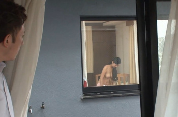 【覗き】偶然見ちゃった！向かいの家の巨乳人妻。覗いてたら全裸で着替え始めてエロい乳首も丸見えで・・・の画像