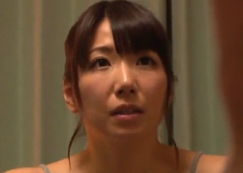 【加藤あやの】「ほら！お母さん見てよ！」義理の息子に見せつけられたアソコ。イケないと思いながら濡らしてしまう美人母の画像