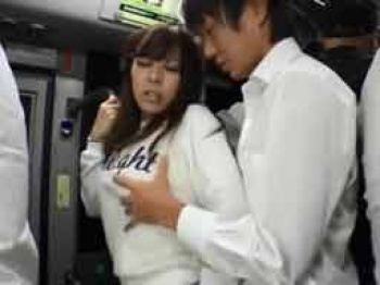 満員バスで興奮したサラリーマンに襲われてしまうお姉さんの画像
