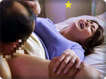 【NTR】夫は2階に居るのに、夫の上司に迫られて身体を捧げる人妻!! 橘メアリー/ながえスタイルの画像