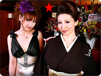 【無】高級クラブの店内で艶やかな美人ママが着物を肌蹴させてレズプレイ&中出し大乱交♪の画像