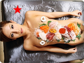 【無】活きのいい生アワビを晒して喘ぎながら取引先相手に女体盛りで接待する社長秘書♪ 長月ラムの画像