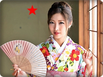 【動画・無修正】(百多えみり)ノーブラ・ノーパン着物姿の美人コールガールがお客の生チンコ激ハメにアヘ顔中出しセクロス!の画像