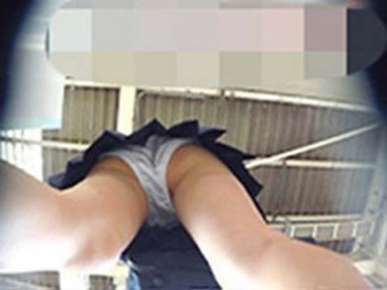 【コスプレエロ動画が見たい！！】【痴漢】ストーカー映像！目についた美脚女子校生をずっと追いかけて電車内でついにレイプ！の画像