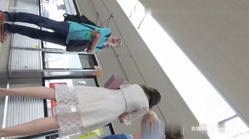 【パンチラ盗撮】電車で対面に座った美女のアソコをじっくり隠し撮りの画像