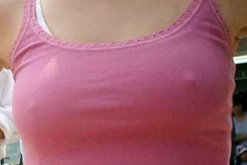 中学生、乳首ポチしちゃってるｗｗ発育中のおっぱいがエロすぎｗｗｗｗの画像