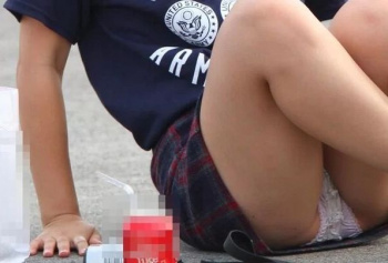 素人娘たちの座りパンチラが正面から盗撮されてるｗの画像