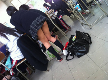 異常にムラムラしてくるJKの生足ふとももが美味しそうなんだけどｗｗｗｗｗの画像